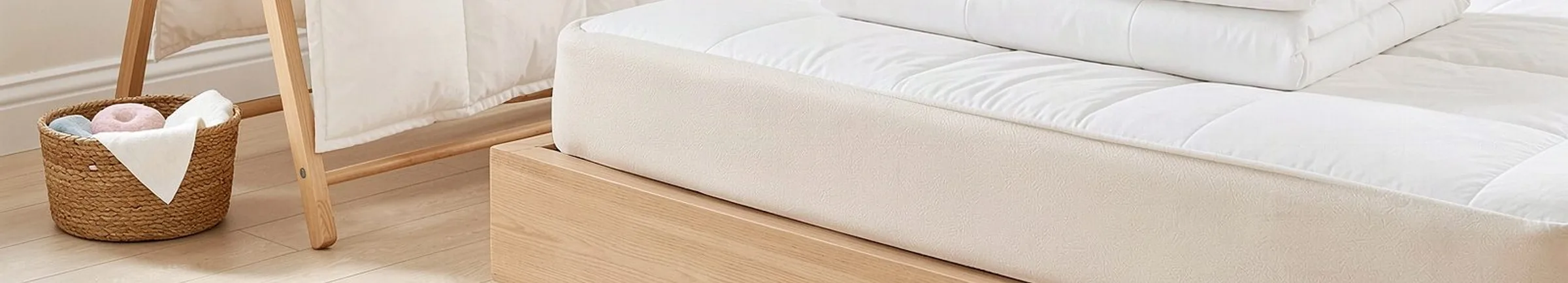 年末の大掃除で寝具を干して整える寝室